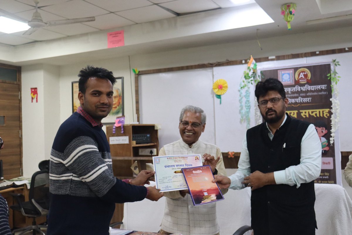 csunashik's tweet image. परिसर निदेशक प्रो. नीलाभ तिवारी ने ग्रन्थालय को &apos;तपस्या का केंद्र&apos; कहा। इस दौरान निबंध व क्विज के विजेताओं को पुरस्कृत किया गया। 🏆
सच्चा ज्ञान गुरु और ग्रंथों की शरण में ही है!
#CSUNashik #LibraryWeek2025 #Sanskrit #Nashik #BhartiyaGyanParampara (2/2)