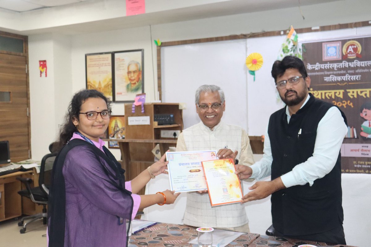 csunashik's tweet image. परिसर निदेशक प्रो. नीलाभ तिवारी ने ग्रन्थालय को &apos;तपस्या का केंद्र&apos; कहा। इस दौरान निबंध व क्विज के विजेताओं को पुरस्कृत किया गया। 🏆
सच्चा ज्ञान गुरु और ग्रंथों की शरण में ही है!
#CSUNashik #LibraryWeek2025 #Sanskrit #Nashik #BhartiyaGyanParampara (2/2)