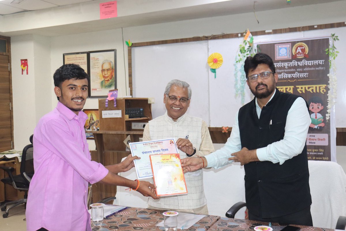 csunashik's tweet image. परिसर निदेशक प्रो. नीलाभ तिवारी ने ग्रन्थालय को &apos;तपस्या का केंद्र&apos; कहा। इस दौरान निबंध व क्विज के विजेताओं को पुरस्कृत किया गया। 🏆
सच्चा ज्ञान गुरु और ग्रंथों की शरण में ही है!
#CSUNashik #LibraryWeek2025 #Sanskrit #Nashik #BhartiyaGyanParampara (2/2)