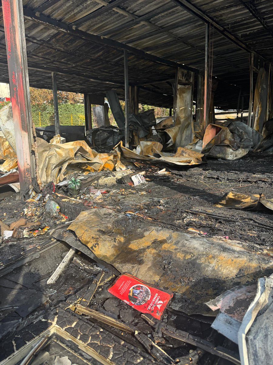 YTUSOLGENC's tweet photo. Denetimsizlik ve ihmalkârlığın bedelini ne yazık ki yine biz öğrenciler ödüyoruz. Gereken adımlar atılmadığı için kulüplerimizin bulunduğu alan bugün bu halde. Sorumlular hesap vermeden, bu yangını ‘talihsizlik’ diye geçiştirerek hiçbir şey çözülmeyecek! https://t.co/prpCCot5iA