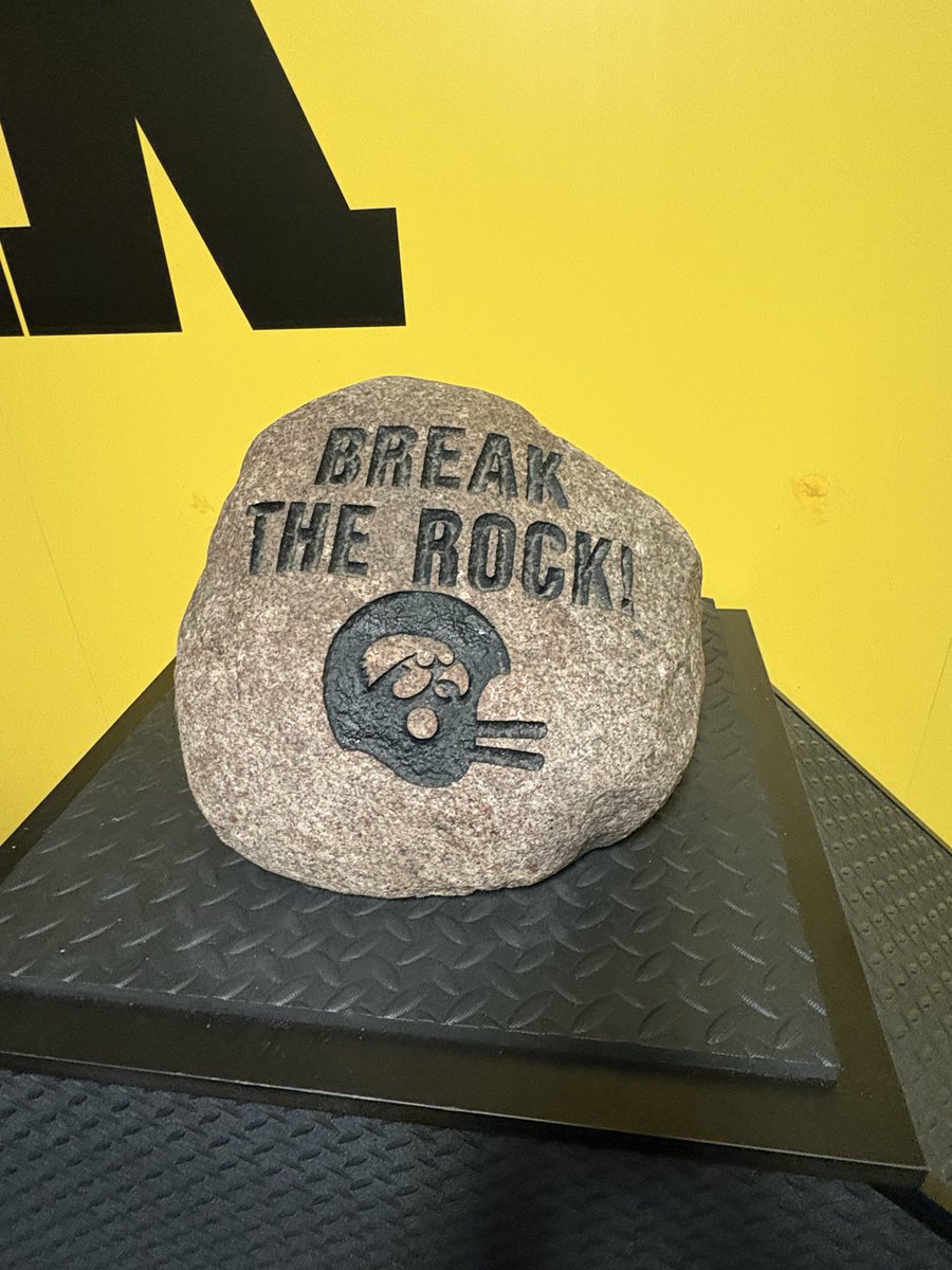 JDbekind247's tweet image. Break the Rock = one swing at a time. Iowa went from fractured culture to 12–0 built on The Slight Edge. Still one of the best leadership stories. 💛🖤#IowaEdge #AlwaysAHawkeye