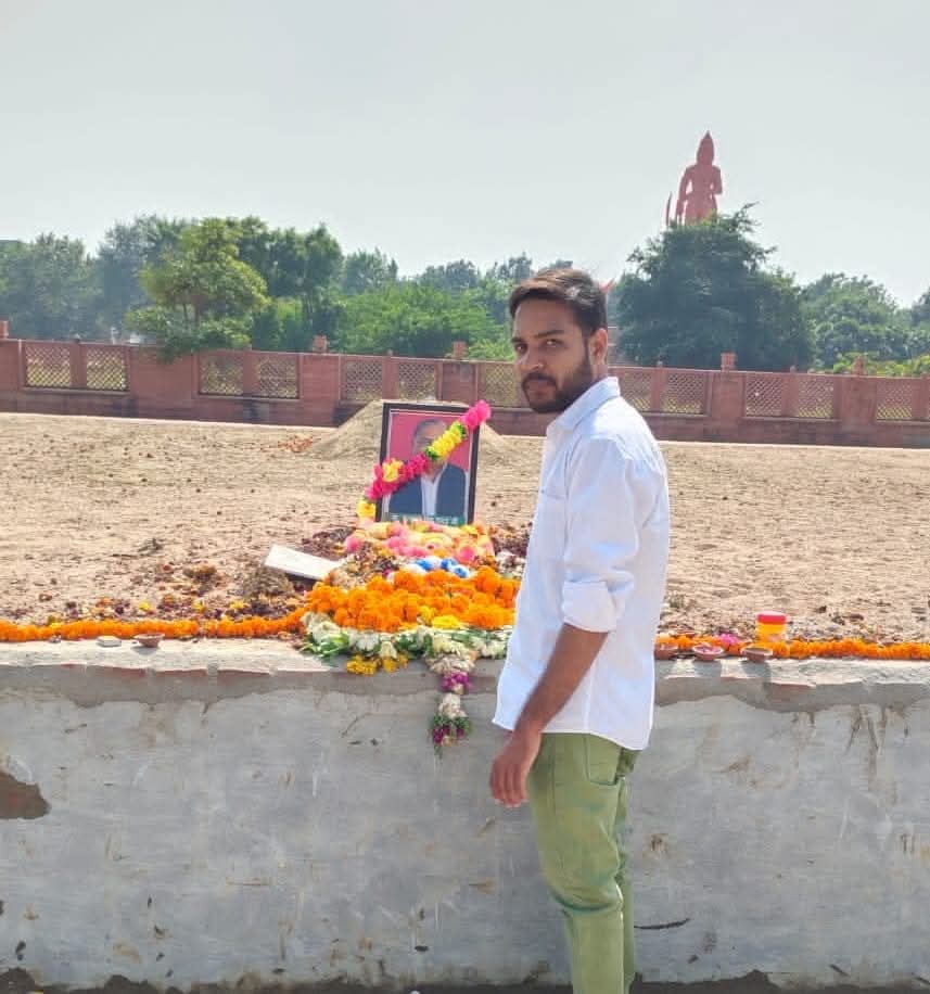 आपकी सीख हमारा मार्ग, आपके सिद्धांत हमारी प्रेरणा।
श्रद्धेय नेता जी की जयंती पर नए संकल्पों और नई चेतना के साथ कोटि-कोटि नमन।
<a href="/MPDharmendraYdv/">Dharmendra Yadav</a>
<a href="/yadavakhilesh/">Akhilesh Yadav</a>
<a href="/dimpleyadav/">Dimple Yadav</a>