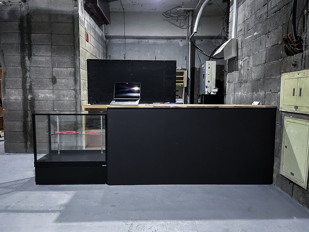 🛠受付まわりがようやく形になってきました！

今日は出入口横の受付スペースの棚などを製作・設置。
少しずつですが、整ってきています。
引き続きオープンに向けて進めていきます！

#BLKFOX本厚木 #神奈川
#サバゲー #厚木市
#サバゲーマーさんと繋がりたい