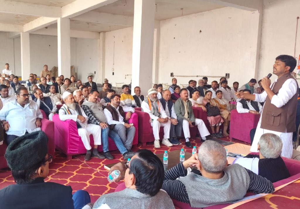 संगठनात्मक बैठक 
📍आगरा 

आज आगरा में ब्रज ज़ोन के ज़िलों; आगरा, मथुरा, अलीगढ़, हाथरस, एटा, मैनपुरी और फिरोजाबाद में चल रहे संगठन सृजन अभियान की समीक्षा एवं SIR की जागरूकता को लेकर आयोजित बैठक में मुख्य अतिथि तौक़ीर आलम जी ने  पदाधिकारियों को दिशानिर्देश देते हुए संगठन की मजबूती