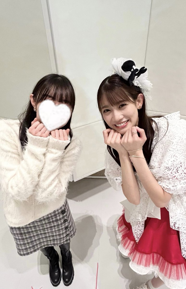 misuzu__31's tweet photo. 👧🏻「人生初つけま付けたの！」
❤️「かわいい〜すごいナチュラル！」
👧🏻「だって今日は大好きな人に会うから」
❤️「え゛ー！なにそれか゛わ゛い゛い゛‼︎」

何回もかわいいって言ってくれたけど、全部に濁点が付いてた笑 そんな荒ぶるほーさん見てきみきみちゃんも笑ってた🤭

#TTT28 #秋本帆華愛す部 https://t.co/1GtNV4Ys7v