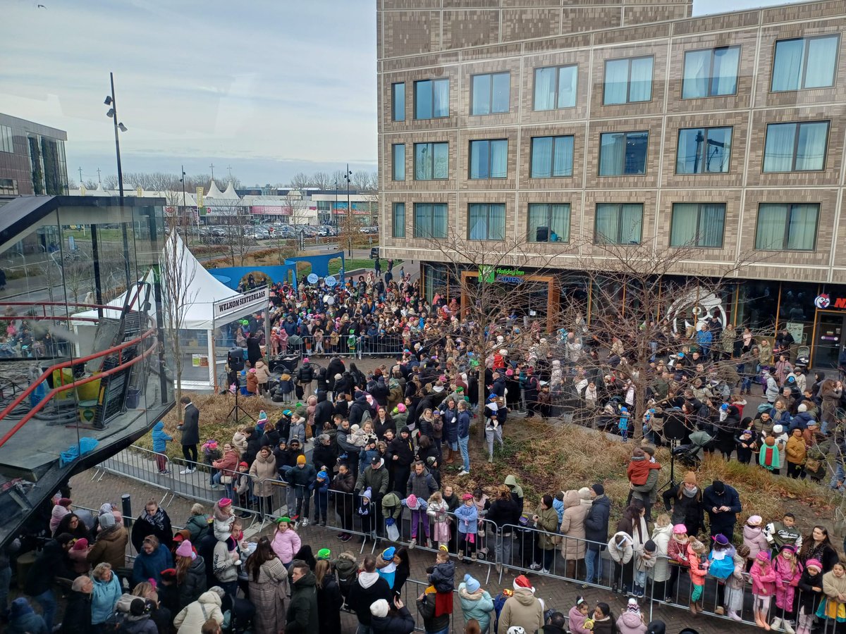 Het is een goede traditie dat Sinterklaas in Almere Buiten intocht doet met de trein. Ook nu stonden veel kinderen hem op te wachten, met groot enthousiasme en getrommel van de vrolijke muziekpieten. Welkom Sint &amp; piet!