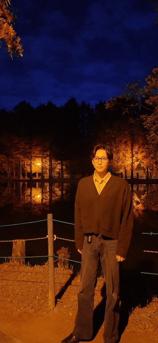 ud_enjoy's tweet image. 蟹食べすぎたから、散歩しに紅葉が綺麗だって噂の公園へ🚶
紅葉してるのかどうか、照明がオレンジ色過ぎてわかりませんでした。
まあ綺麗だったし楽しかったから良し。
良き結婚記念日でした。
おやすみなさい。