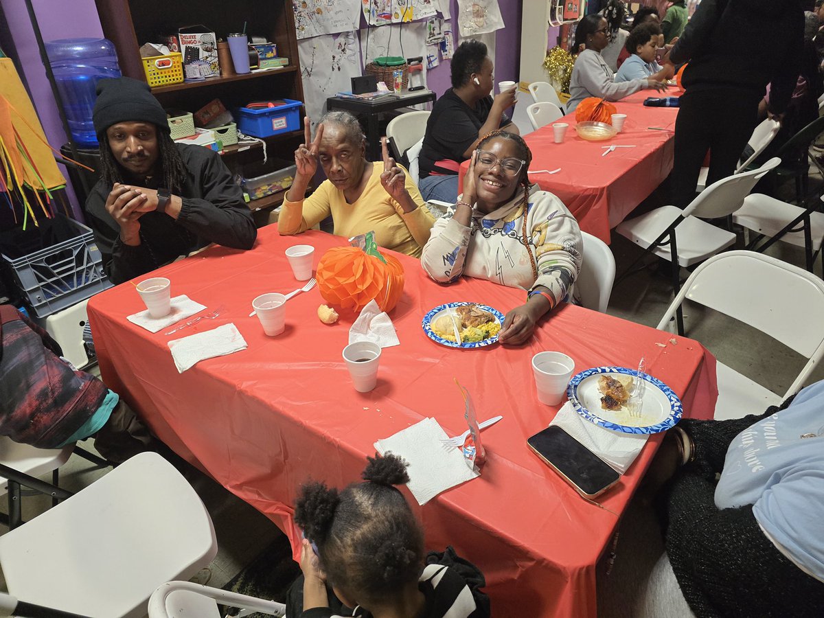 TreeHouse_Books's tweet image. This week our After School program celebrated Thanksgiving with over 40 family and community members! Deirdre and the staff made sure everyone’s plate was full and left with full bellies and full hearts!

#20YearsStrong #AfterSchoolProgram #TreeHouseBooks20 #rootingcommunity