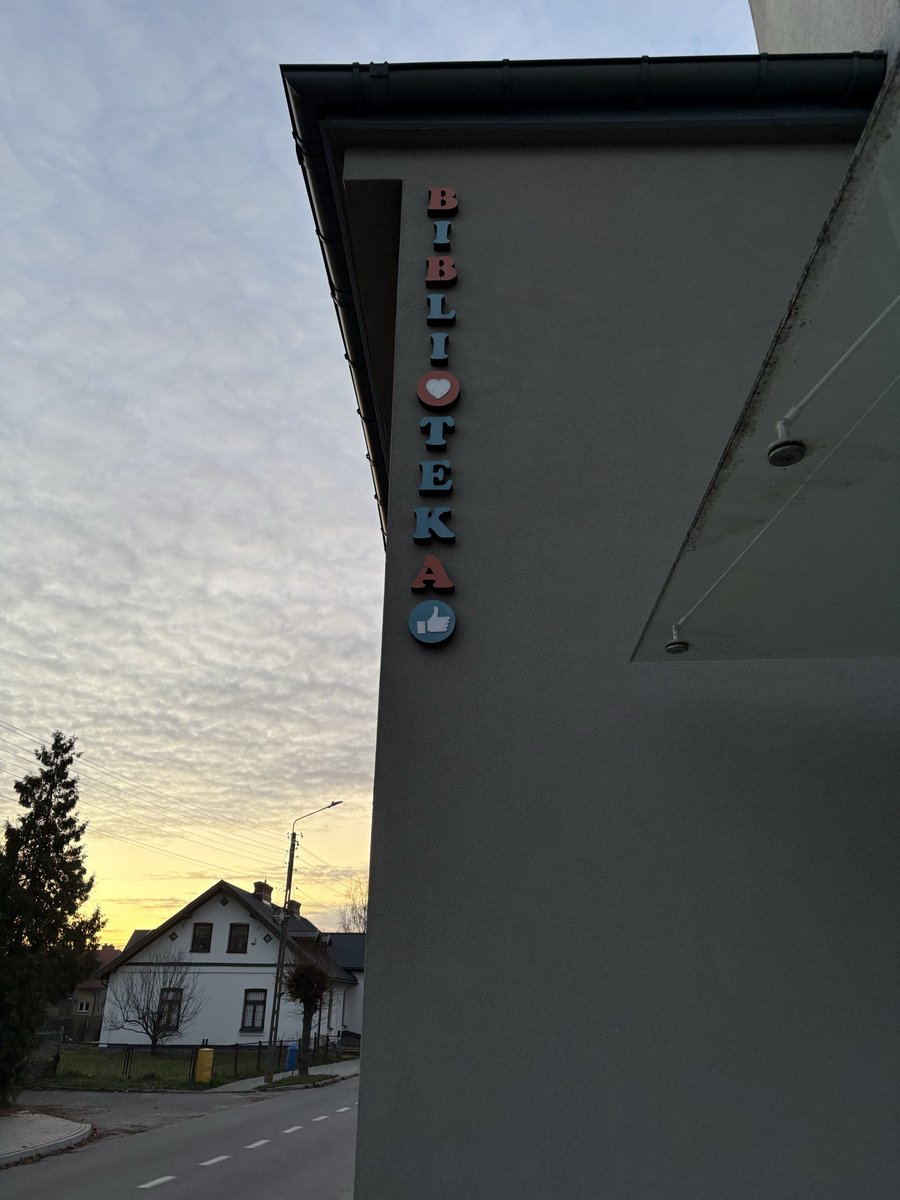 Biblioteka nieczynna, ale za to obok można kupić produkty Brofaktury😊