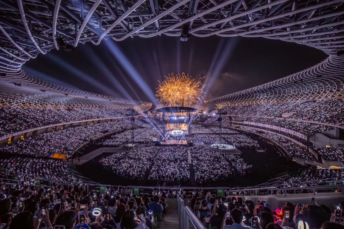 godmitzu's tweet image. THE CANDYBONG OCEAN WITH THE FIREWORKS FOR TWICE IN KAOHSIUNG NATIONAL STADIUM