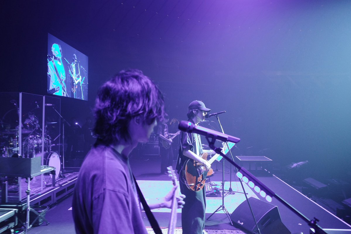 boc_chama's tweet image. RADWIMPSのメンバー、関係者の皆様そしてリスナーの皆様本当におめでとうございます！
素敵な夜に参加させてくれてありがとうございました！
リハの時のかっこよいよーじろーとたけちゃんの写真少しだけ撮れたのでお裾しますね📸

#RADWIMPS
#RADWIMPS20th
#RADWIMPS20th_TOUR
#BUMPOFCHICKEN