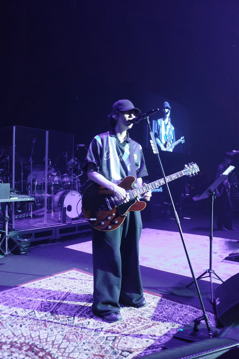 boc_chama's tweet image. RADWIMPSのメンバー、関係者の皆様そしてリスナーの皆様本当におめでとうございます！
素敵な夜に参加させてくれてありがとうございました！
リハの時のかっこよいよーじろーとたけちゃんの写真少しだけ撮れたのでお裾しますね📸

#RADWIMPS
#RADWIMPS20th
#RADWIMPS20th_TOUR
#BUMPOFCHICKEN