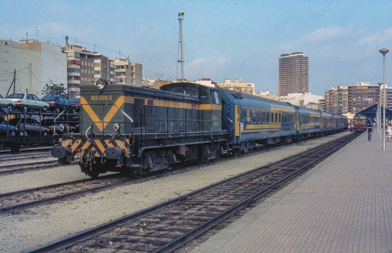 10708 maniobrando con el Rápido de Madrid en Alicante-Término el 15 de julio de 1983 foto Jesús Vigil Carrillo Cisneros cortesía Ferrum Liber #renfe #alicante #ferrocarril #tren #trenni #train #training