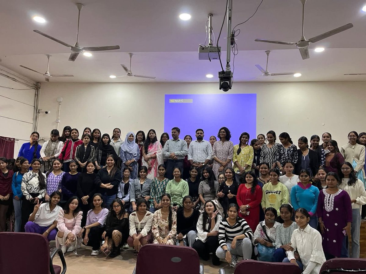 DeshbandhuColl1's tweet image. 19नवंबर को NCWEB,NSS और महिला विकास प्रकोष्ठ के संयुक्त तत्वावधान में रानी लक्ष्मीबाई जयंती काआयोजन किया गया।कार्यक्रम का उद्देश्य स्वतंत्रता संग्राम की वीरांगनाओं के शौर्य को स्मरण करना,राष्ट्रभावना को सुदृढ़ तथा छात्राओं में आत्मनिर्भरता और नेतृत्व क्षमता विकसित करना था 💐🌻