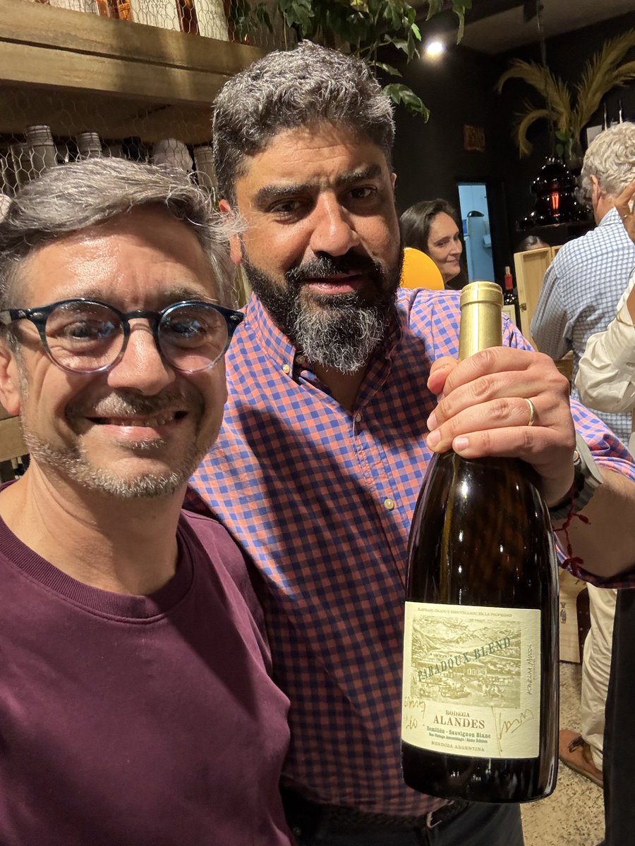 Una noche soñada en <a href="/centraldevinos/">CENTRAL DE VINOS</a> con el el genial y siempre divertido <a href="/KarimMussi/">Karim Mussi Saffie</a>, con una cena degus, portfolio que pasó por varios proyectos de Karim y una comida superlativa que pone Diego para estos eventos. 🙌🏽🙌🏽🙌🏽🙌🏽🍷🍷🍷🍷