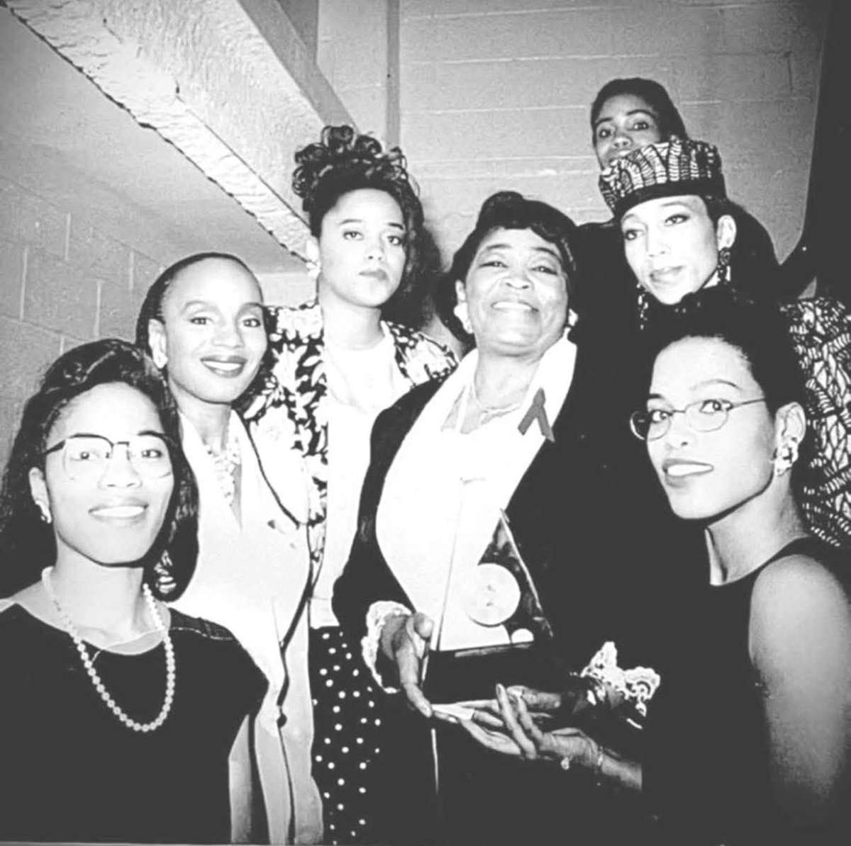 BlkHistStudies's tweet image. Dr Betty Shabazz with her five daughters and long time Essence editor Susan L. Taylor. 😍💐