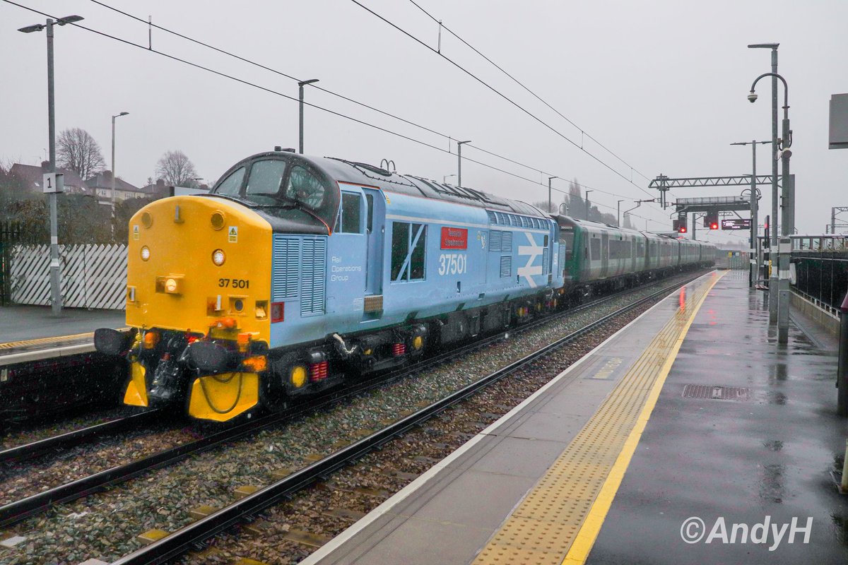 holtona72's tweet image. Rotten weather in The Shire at lunchtime, brightened by the sight of @RailOpsGroup 37501 &apos;Teesside Steelmaster&apos; hauling @LNRailway 350375 down the #MML. 5Q57 Northampton EMD to Derby Litchurch Lane runs bang road through a very wet Kettering. 🌧☔️ #ROG @TheGrowlerGroup 22/11/25