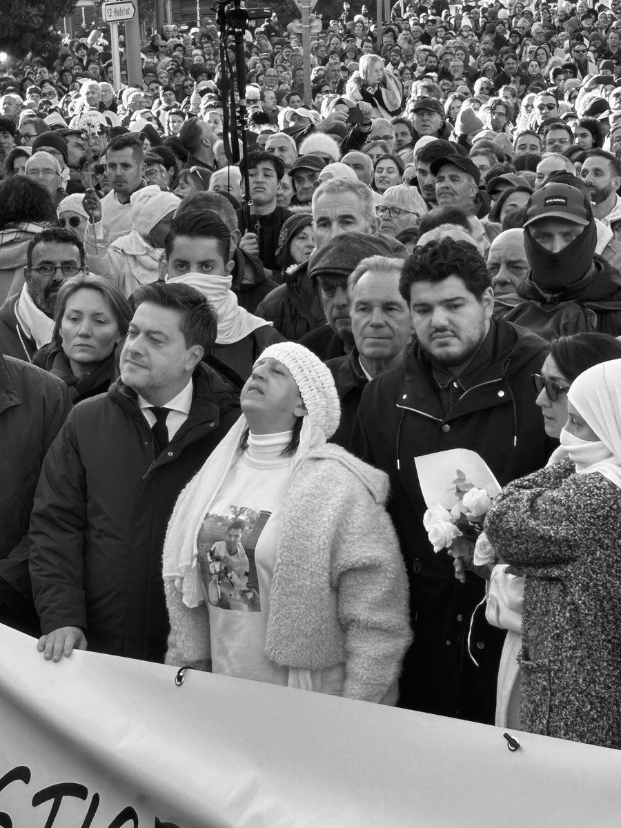 Debout, digne, admirable, Ouassila Kessaci adresse un message aux assassins qui lui ont pris deux fils, Medhi et Brahim :

« C’est le deuxième fils qu’ils me prennent. Combien de fois on veut me torturer en m’arrachant le cœur ? Assassins, vous m’avez déjà tué, mais vous ne