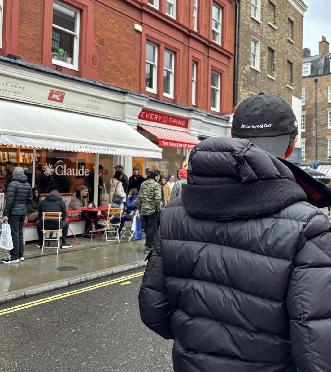 nur_daulet_'s tweet image. 😂 they didnt let this guy with @OpenAI cap to @claudeai cafe in London