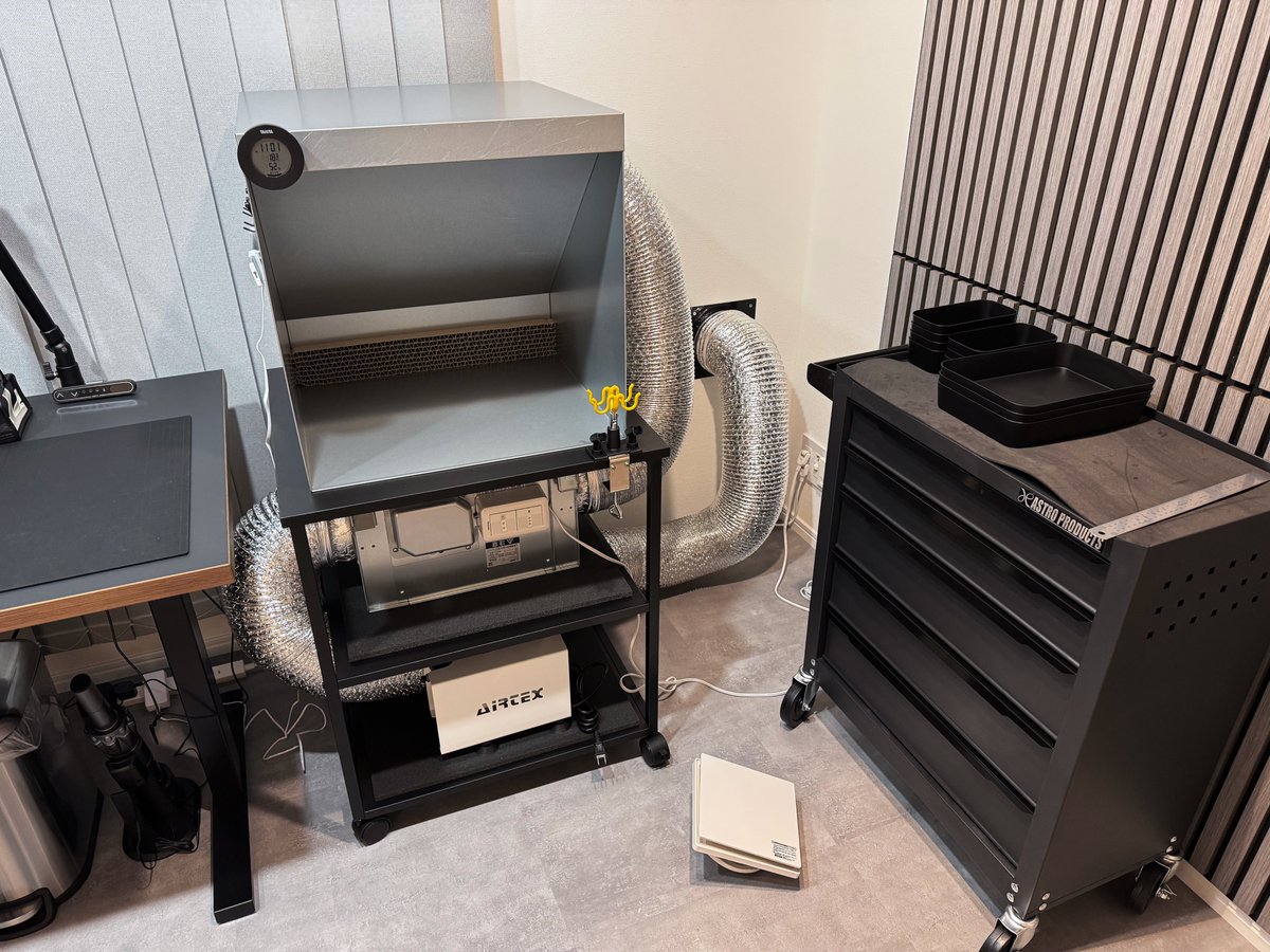 YAS_8grafix's tweet image. 本業が立て込んでいて手が回っていなかったのですが、ようやく事務所のネロブースが稼働できる状態になりました。建物の構造的に窓枠にスタイロフォームを設置できなかったので壁の給気口を取り外してブースのダクトを接続。良い感じ👌