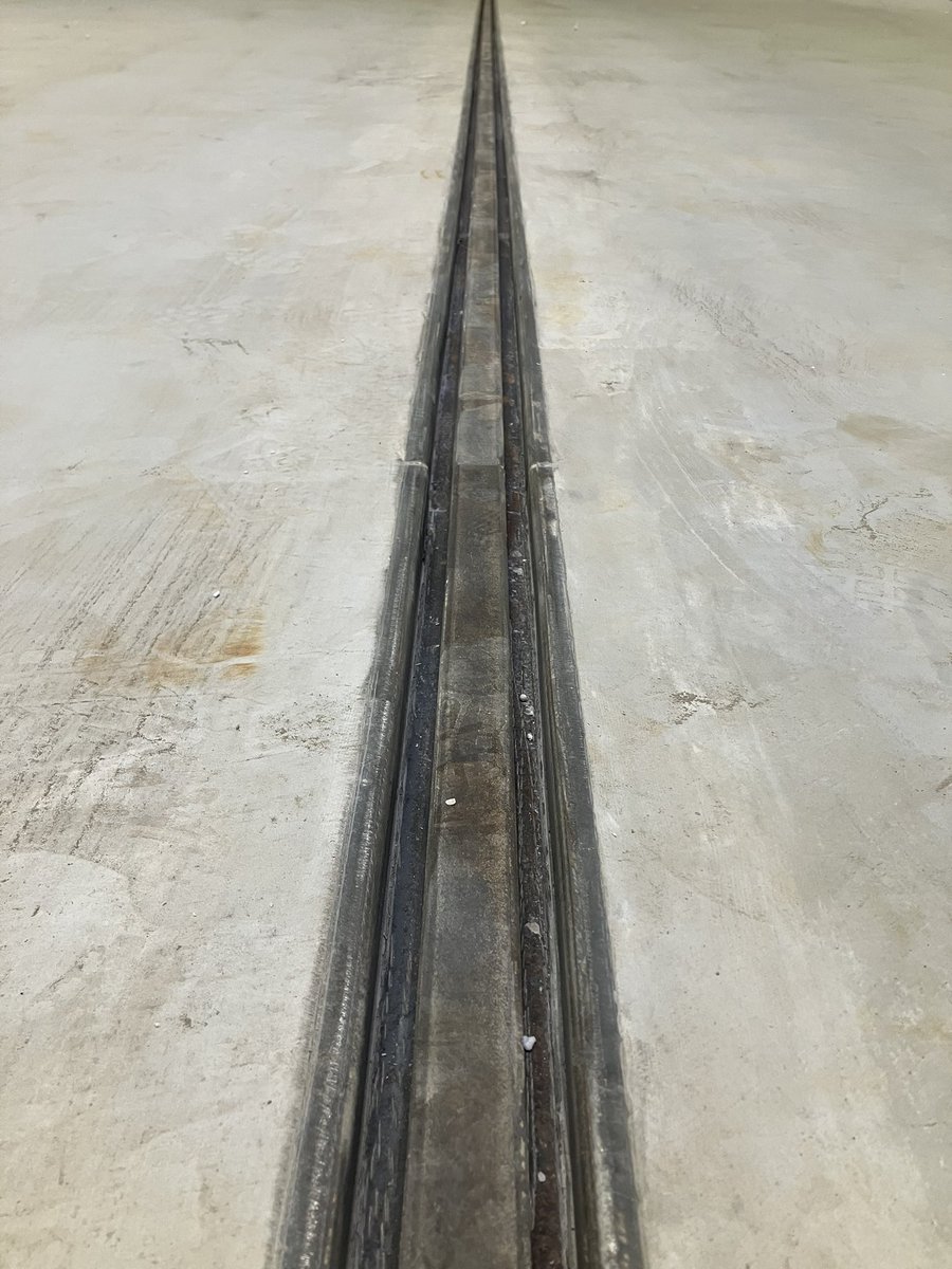 CHKBouwBV's tweet image. Deze week stond in het teken om alles gereed te maken om aanstaande week te kunnen starten met montage van de stellingen in de vriescel bij @JansenTransport. Zoals rails schoon maken en de deuren  plaatsen ook staal bekleden voor de brandrolschermen. 💪🏽