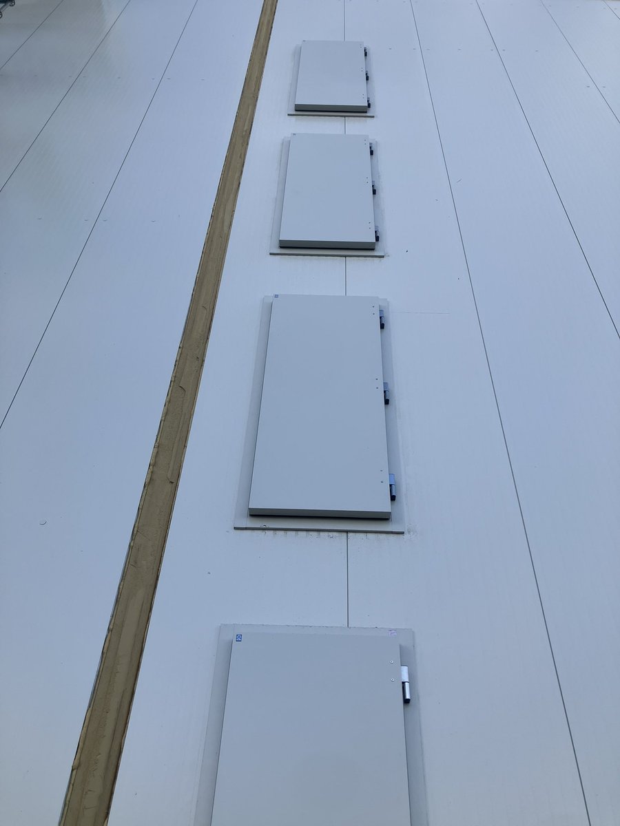 CHKBouwBV's tweet image. Deze week stond in het teken om alles gereed te maken om aanstaande week te kunnen starten met montage van de stellingen in de vriescel bij @JansenTransport. Zoals rails schoon maken en de deuren  plaatsen ook staal bekleden voor de brandrolschermen. 💪🏽