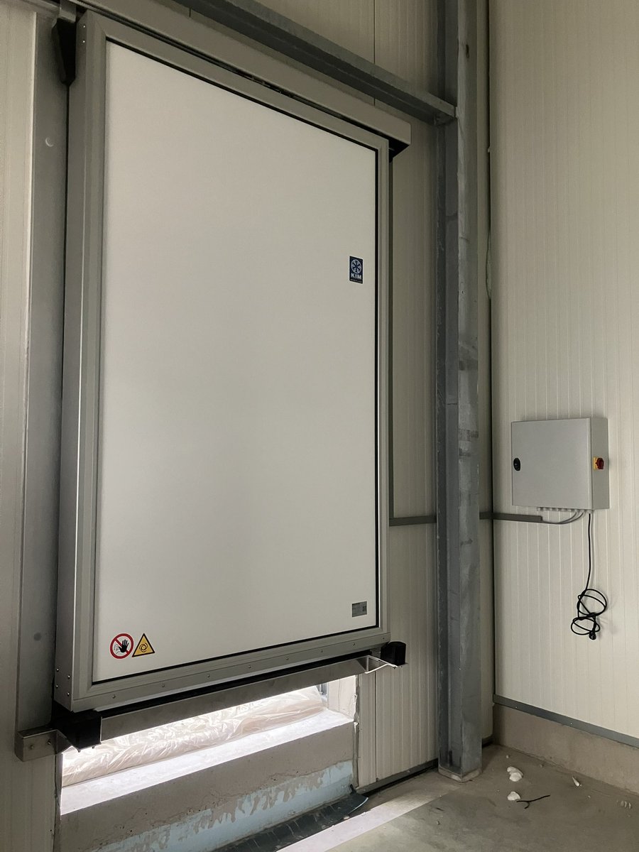 CHKBouwBV's tweet image. Deze week stond in het teken om alles gereed te maken om aanstaande week te kunnen starten met montage van de stellingen in de vriescel bij @JansenTransport. Zoals rails schoon maken en de deuren  plaatsen ook staal bekleden voor de brandrolschermen. 💪🏽