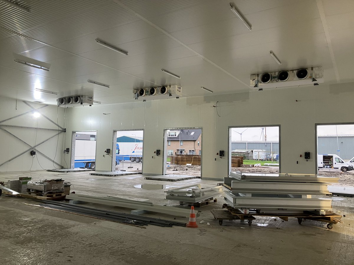 CHKBouwBV's tweet image. Deze week stond in het teken om alles gereed te maken om aanstaande week te kunnen starten met montage van de stellingen in de vriescel bij @JansenTransport. Zoals rails schoon maken en de deuren  plaatsen ook staal bekleden voor de brandrolschermen. 💪🏽