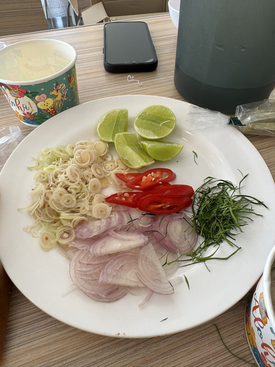 yaieah's tweet image. อีแกงยากๆเนี่ย ชื่อแกงรัญจวนนะ
น้องในทีมบอกอยากกิน ก็อะเดี๋ยวทำให้เองจะได้กินกันตอนถ่ายเสร็จ ไอ้เราก็ทำจนกลิ่นหอมไปสามบ้านแปดบ้าน คนก็รอกินกัน  ตอนถ่ายเสร็จนี่ก็บอกว่าให้เอาไปไว้ที่สวัสดิการ พักจะได้อุ่นกิน ปรากฎน้องมันเอาไปทิ้ง นอยมากขอร้อง 55555 อดทุกคนสรุป
 #MeAndTheeSeriesEP2