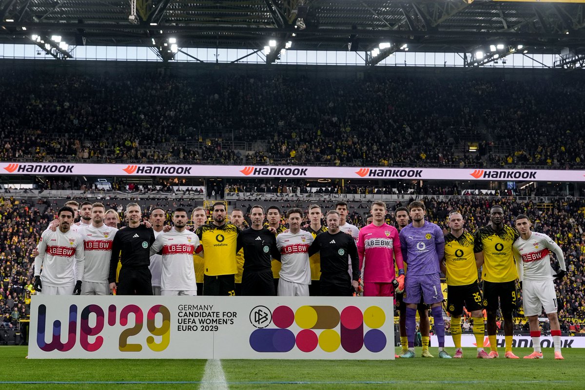 BVB's tweet photo. 🙌 Im Rahmen des Duells mit dem @VfB haben wir gemeinsam unsere Unterstützung für die DFB-Bewerbung um die Ausrichtung der UEFA Women‘s Euro 2029 gezeigt! 🌍
#TogetherWeRise #WE29 https://t.co/3tF3291uwu