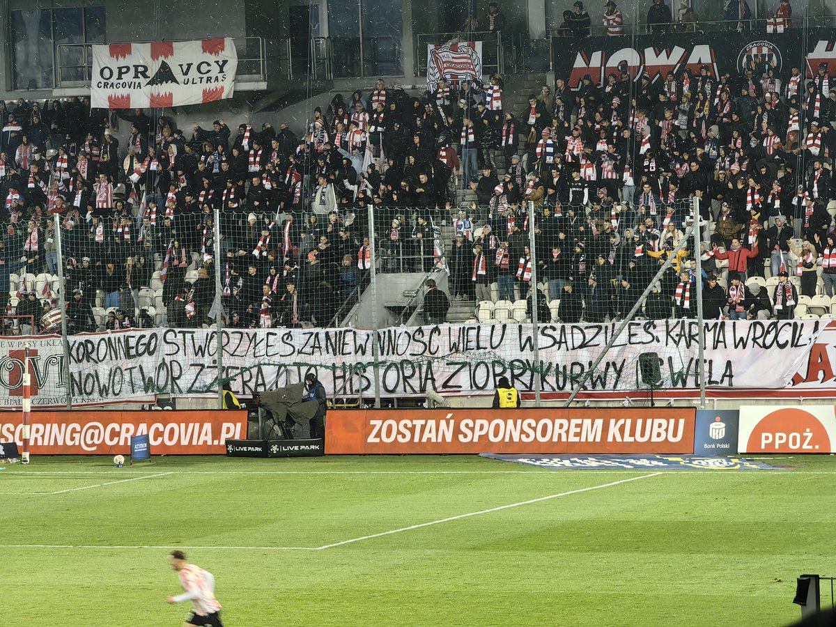 FkrutceCom's tweet image. Polscy kibole przeciwko PiS. 

Na meczu Cracovia-Motor wysmarowany transparent o treści: 
"Koronnego stworzyłeś,
za niewinność wielu wsadziłeś,
karma wróciła,
nowotwór zżera,
Oto historia Zioby ku*wy c*ela".

Warte odnotowania. Tak kończy się lizanie PiS z kibolami.

#CRAMOT