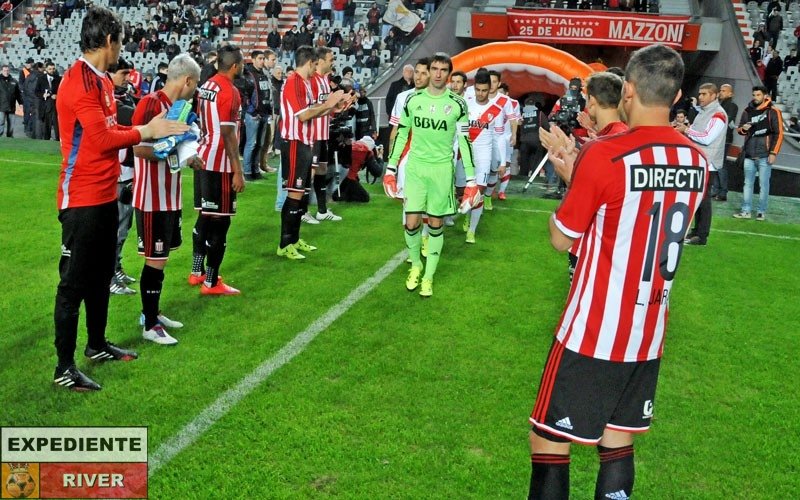 El pasillo del campeón es un gesto espontaneo de respeto y nobleza. Como el que Estudiantes le hizo al River flamante campeón de América. A pedido de nadie.

Hoy al equipo de La Plata lo están extorsionando abiertamente por no prestarse al circo romano. River no debe permitirlo.