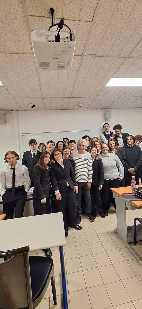 les_palmes's tweet photo. 🌱 Au Lycée Hôtelier Anne-Sophie Pic, les Terminales ont lancé le projet Graines d’entrepreneurs avec les Compagnons de l’Ordre des Palmes Académiques. Enthousiasme, créativité et esprit d’initiative : les jeunes préparent déjà leurs projets pour le jury de fin d’année ! #ACOPA https://t.co/OxDHsoWQmK
