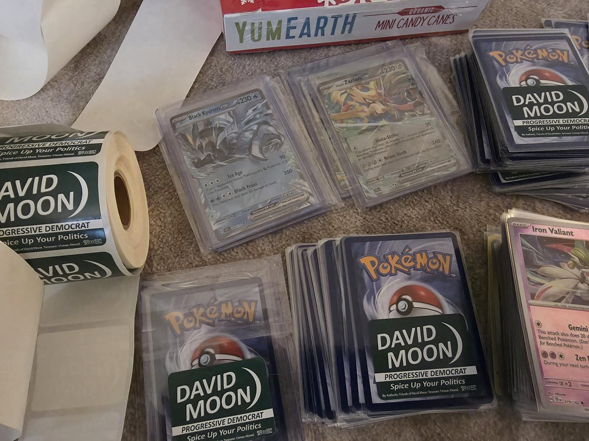 DavidMoon2014's tweet image. Find me at the MoCo Thanksgiving Parade in downtown Silver Spring for pokemon cards &amp;amp; candy canes!