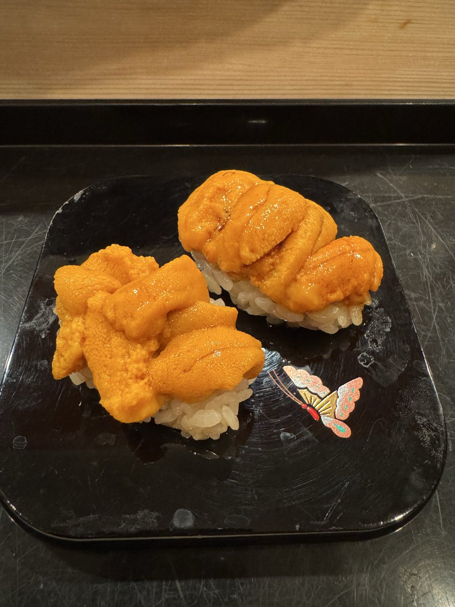 kaha_E2's tweet photo. 会社のすぐ近くの鮨屋。この季節のウニは高いネ https://t.co/yR2whuhEFd