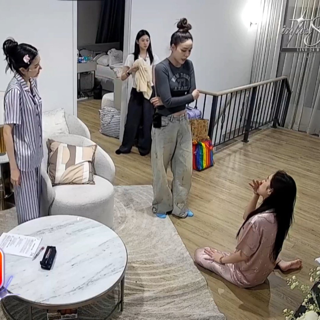 greentorme's tweet image. ภาพนิ่งมันแย่มาก555555 แก๊งรุ่นพี่ตัวจี๊ดหาเรื่องเด็กใหม่ ยัยเมย์ไหน!

#InThe8ight #minymynx #nitar_aniphan #pearneilinyah #nampkwan