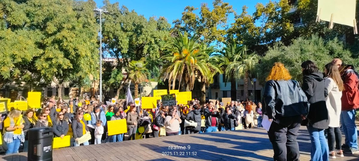 Concentració i acte d’avui per reivindicar més recursos per 0-3 i les escoles bressol. 
Sorbetot es reivindica una cura de qualitat per la petita infància, amb personal ben pagat i grups petits. 
De bressol a universitat, pública i de qualitat!! #Dignifiquem