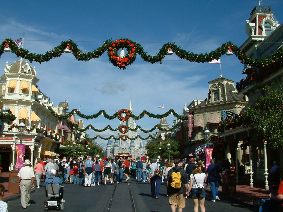 LikeaMouseTips's tweet image. Disney Christmas 2009- Main Street decorated in the old style with garland extended crossing the street. Beautiful and festive. Photos courtesy The Santa System SantaSystem.com.