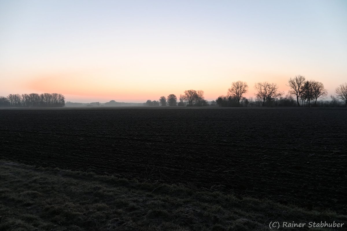 EbenBildDesigns's tweet photo. Die Erde ruht, gezeichnet von Arbeit. Der Himmel erzählt von Ruhe. Ein Moment zwischen Tun und Sein. #EbenBildDesigns #Bayern #Feldgeschichten https://t.co/8O0qbojosx