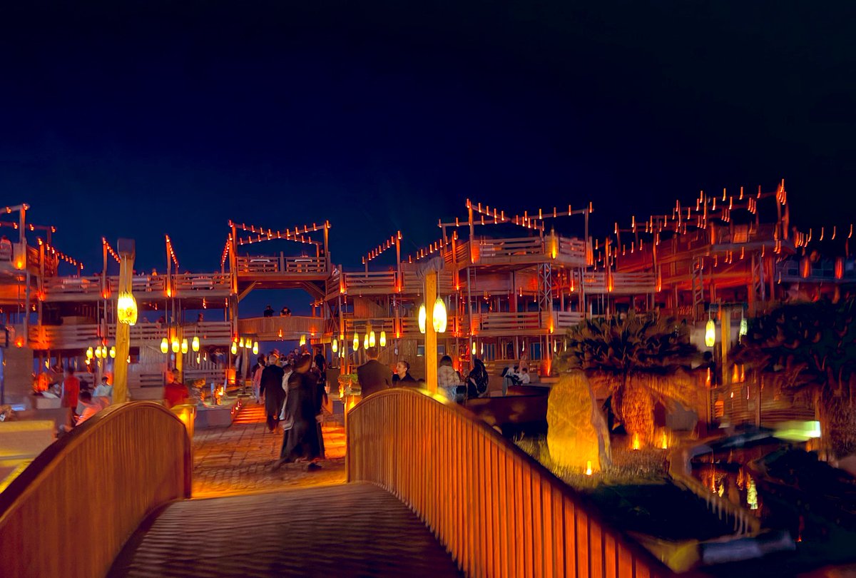 #كراتشي… من بعيد، تبدو مدينة غارقة بالزحمة والتلوث، وقصص تكسوها الغرابة، ومن قرب، مدينة يسكنها الإبداع؛ حيث المسارح والمعارض، والموسيقى التي تقول ما لا تقوله اللغة والشّعر!

#باكستان 
#  #pakistan