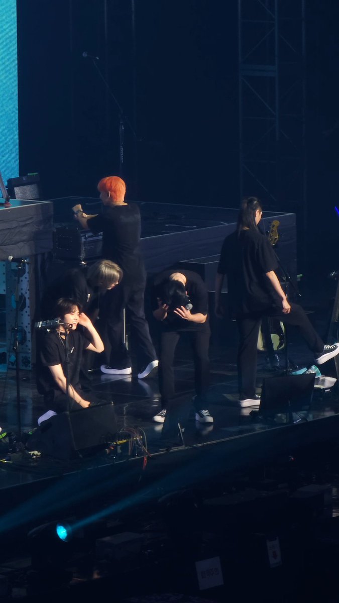 9l0ve1's tweet image. 팬들이 앵콜 안 멈춘다고 냅다 머리 싸매는 거 진짜 개웃김 (미안하다)