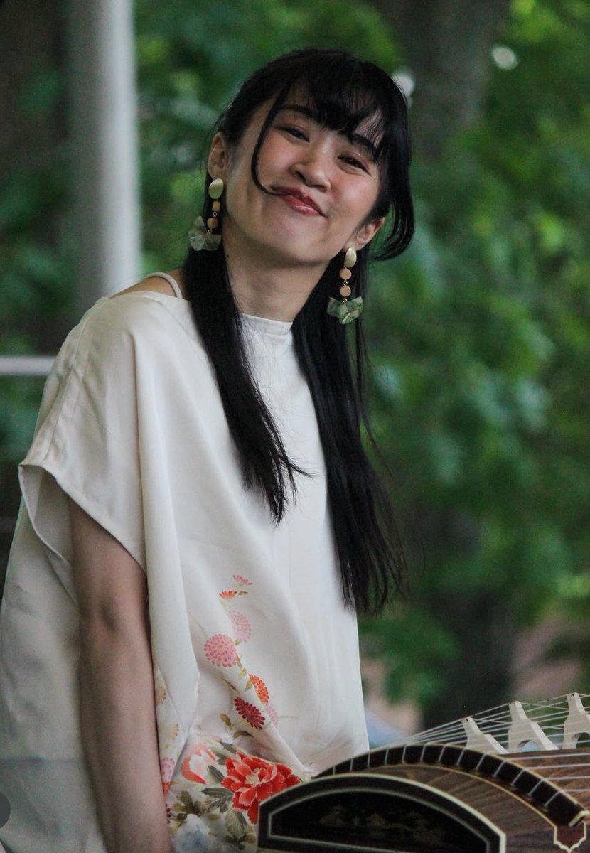 今年の夏、パリのフローラルパークで演奏した時のもの。この数時間後にホテルで爆音夫婦喧嘩が始まって相方とそれをつまみに飲んでいた。翌日音声を訳してもらったら、内容が父の日忘れられた…と旦那さんが発言したことによってマダムブチ切れという凄くしょうもなくて良かった。