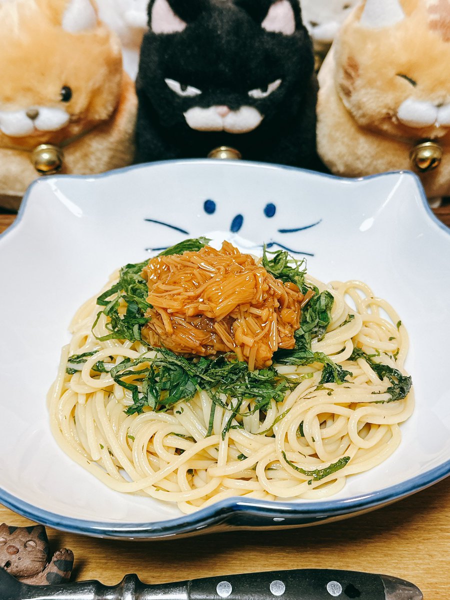 desmo_desmo_jp's tweet image. えーと、本日のパスタは🍝 🙄

紫蘇となめ茸の和風パスタ🍝

日本版貧乏人のパスタと呼ばれるコレをイタリア人が見たら何じゃコレ？言うこと間違いなしw🤭

(ﾟдﾟ) 

#酔っ払いクッキング🥃