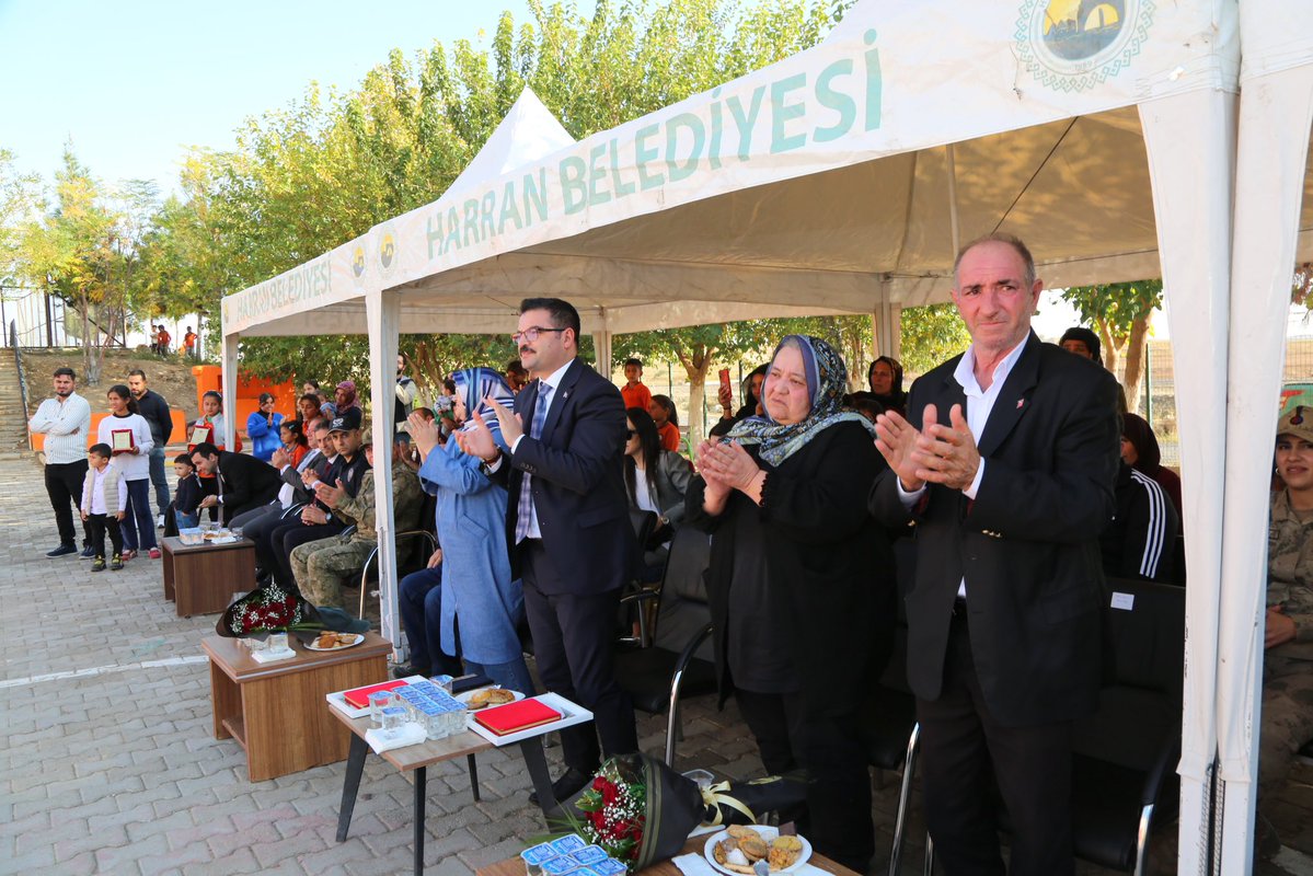 Şehit Tğm. Mehmet Kıvık ve Şehit Ütğm.Nuri Melih Bozkurt Kütüphanesinin açılışından yürek ısıtan kareler.

İlçe Kaymakamı Sn.Harun Reşit Han eğilip şehit annelerimiz Ayşe ve Leyla Hanımın elini öpüyor, vefayla umut o an tebessüm ediyor. 

Ne mutlu memleketin gerçek sahiplerini