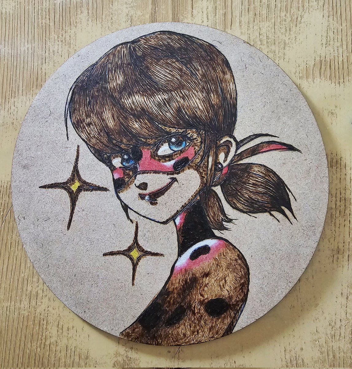 La marinela digo marinette de miraculous ladybug, en madera con pirografia  #MiraculousLadybug #art #pirografia #Madera #wood #tradiccional