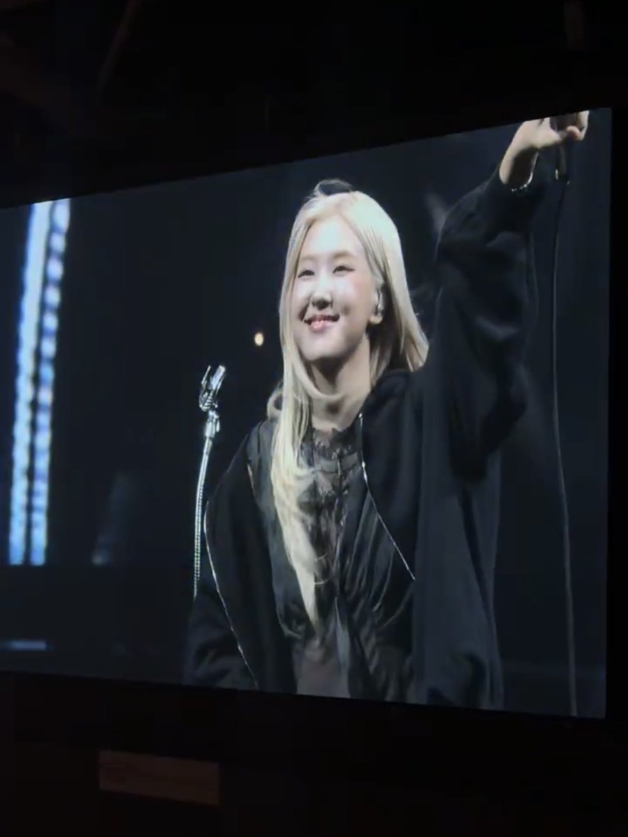 ultrosechaeng's tweet image. her smile when she heard the audience sing her song PLS MY BABY 😭😭😭🥹