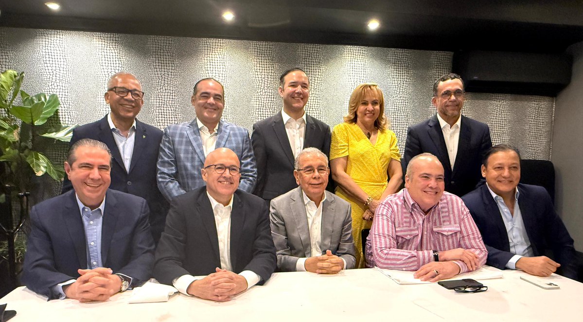 AristipoVidal's tweet image. El @PLDenlinea vuelve al Poder!
@DaniloMedina empuja la carreta junto a la familia morada!
¡Vuelven los que saben gobernar!
#ConElPLDSeviviaMejor 
#VuelveElPLD