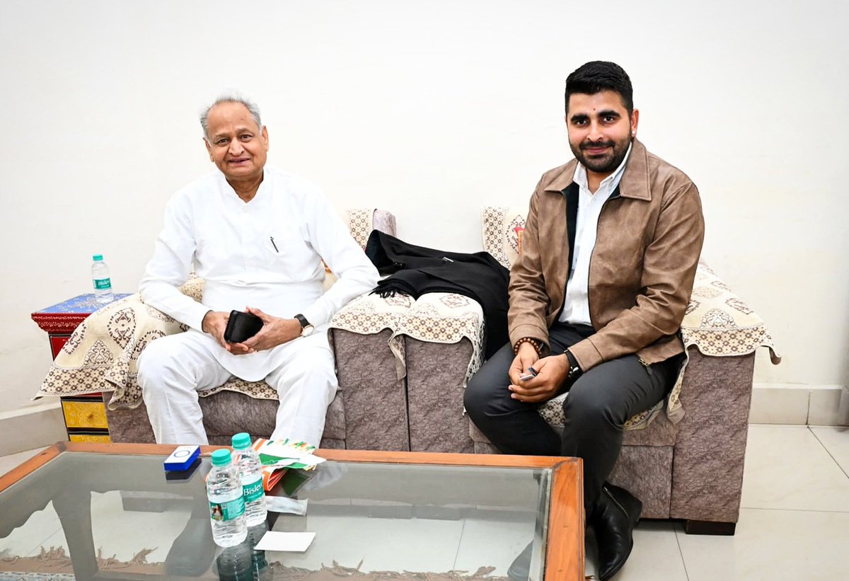 विरोधियों के मुंह पर करारा तमाचा.... 

अशोक गहलोत राजनीति के जादूगर माने जाते हैं। 
अगर उन्होंने इस बार इस तस्वीर में निहित भावों को सही साबित कर दिया तो राजस्थान की राजनीति में नया भूचाल आ सकता है।

राजनीति अपार संभावनाओं का खेल है। 
यह खेल वही खेल सकते हैं जो साम,दाम दंड एवं