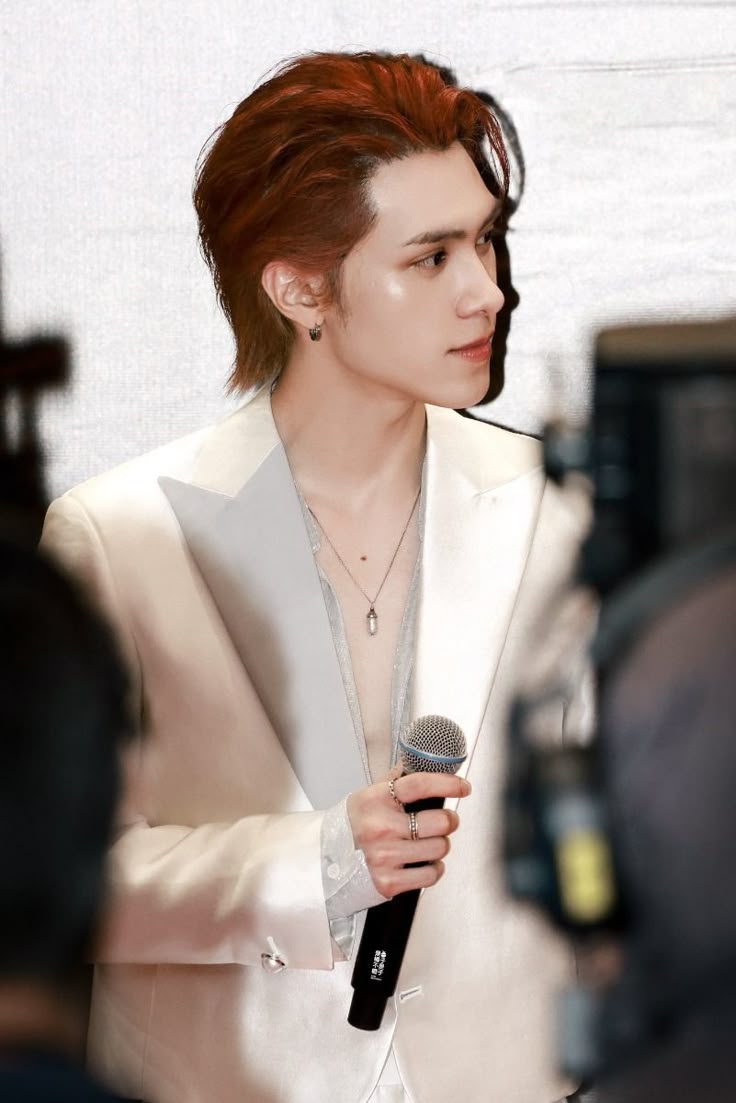 <a href="/nctyuota/">YUTA.</a> ͏
Begitu video nominasi selesai, lampu panggung kembali naik. Yuta &amp; Hendery melangkah ke depan, memberi jeda kecil sebelum momen penting dimulai. “Oke, tanpa perlu berlama-lama lagi…” ucap Hendery sambil menerima kartu nominasi yang diberikan Yuta.
͏