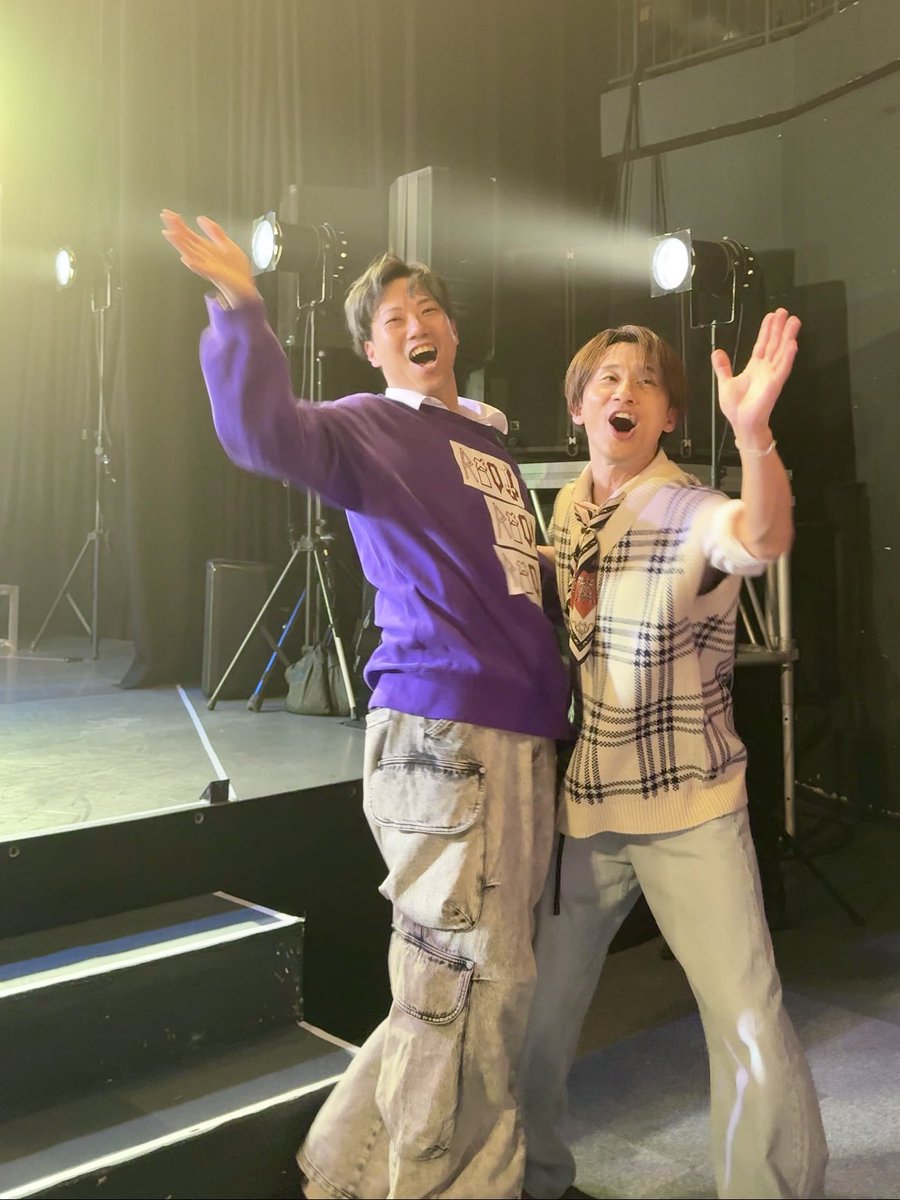 marika832176's tweet image. YKジュークボックスDX　2025.11.22 ソワレ
📸撮可パート

♫ 恋のルンルンバルーン♡ 

「君の名前呼ぶよ〜❤️」

「「おーい！」」

はしゃぎすぎな2人🤣

#YKJBDX
#若宮亮 #Homer